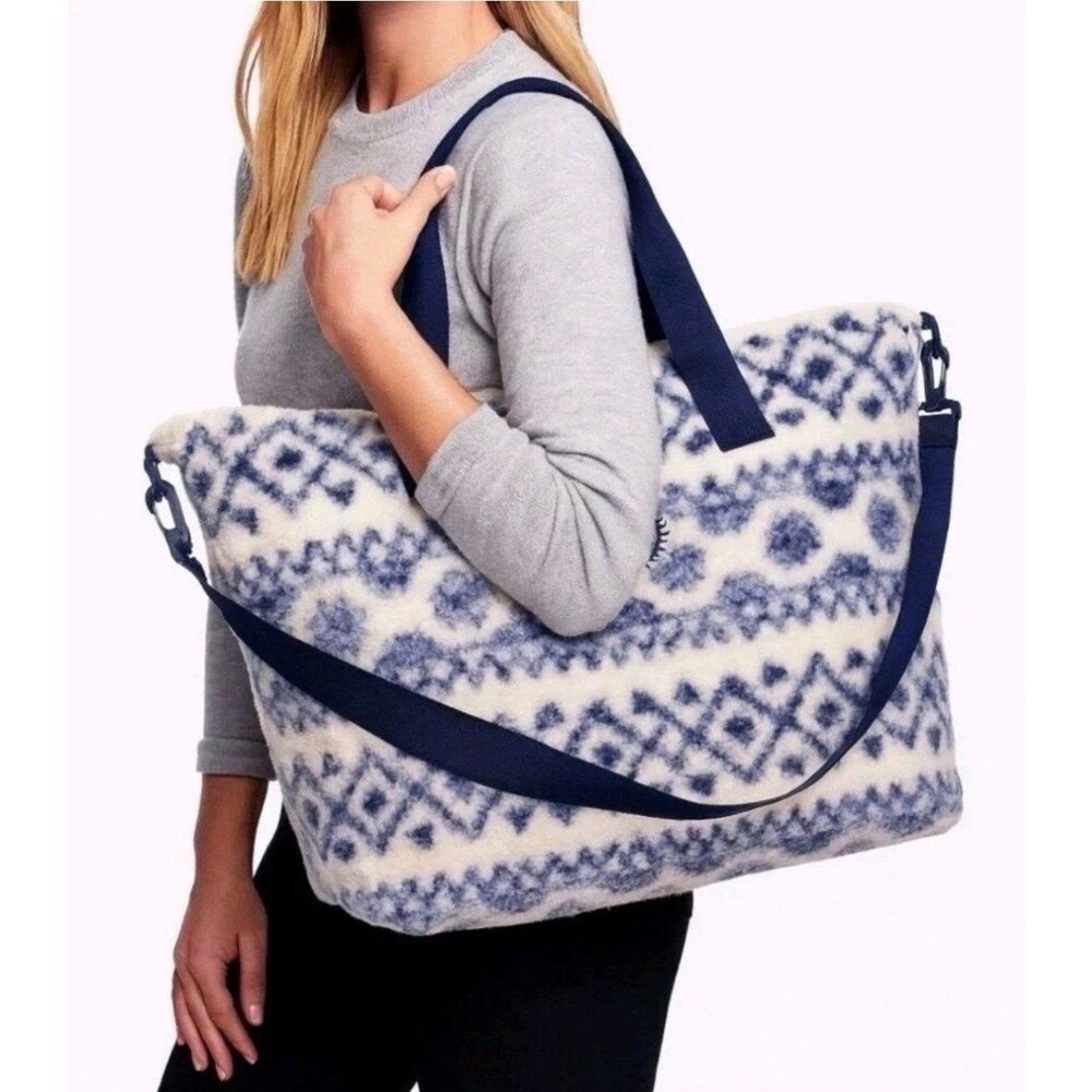 Victoria’s Secret VS PINK Fair Isle
Cozy Plush Weekender Bag Duffle NEW